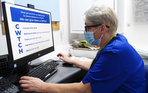 Debra on a computer with a Cwtch card displayed on the screen