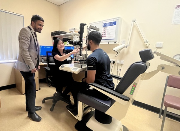 Mohammed and Kelly examining a man