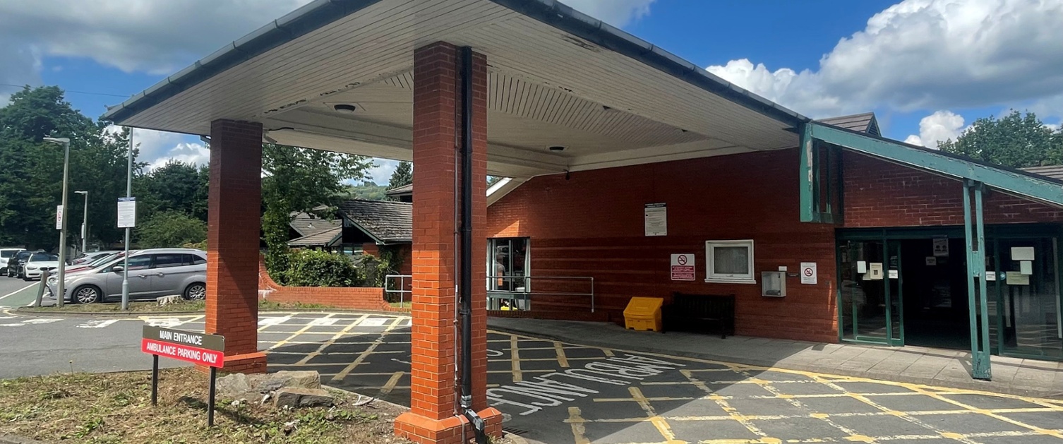A picture of the main entrance to Tonna Hospital