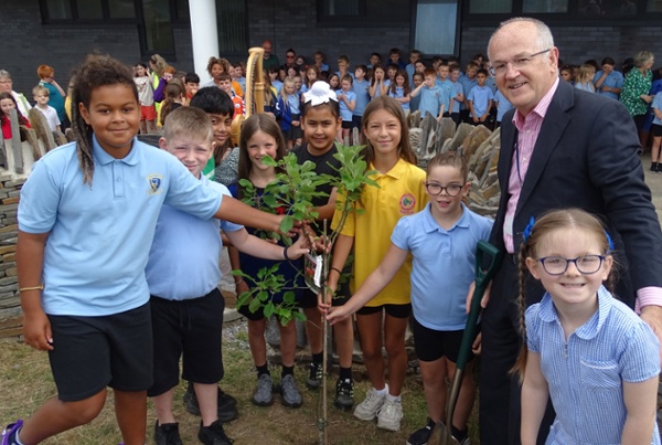 A picture of loacl schoolchildren with Keith Reid