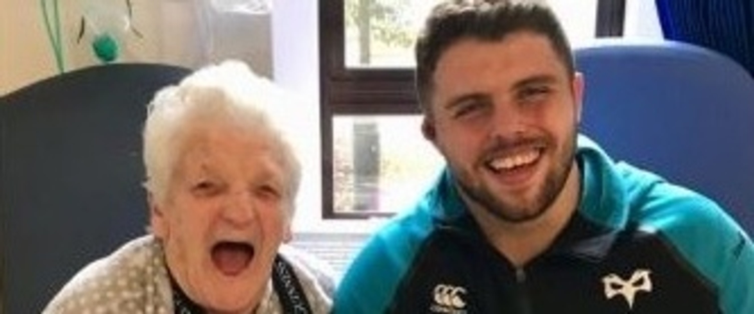 A photo of a rugby player Nicky Smith with patient Shirley Carsons smiling at the camera.