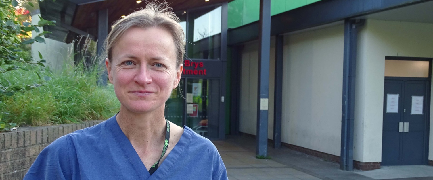 Image shows a physiotherapist outside an emergency department.