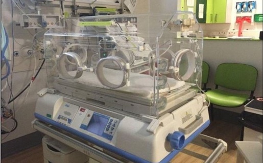 Deorydd wag yn yr adran newydd-anedig