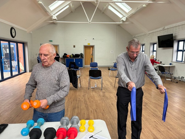 Dau ddyn yn defnyddio