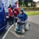 Anita yn eistedd mewn cadair olwyn addasol