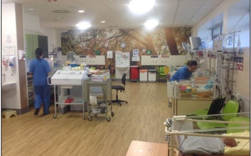 Nyrs yn gweithio yn y meithrinfa newydd-anedig