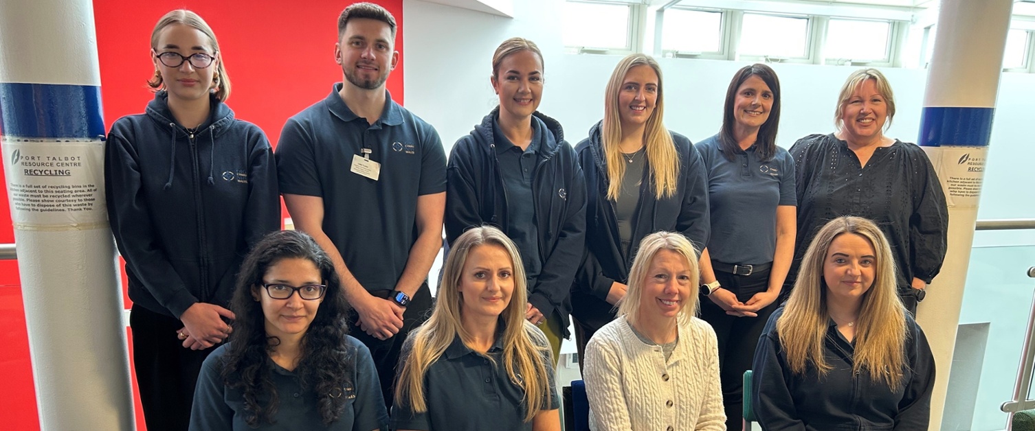 Aelodau o staff yn sefyll gyda