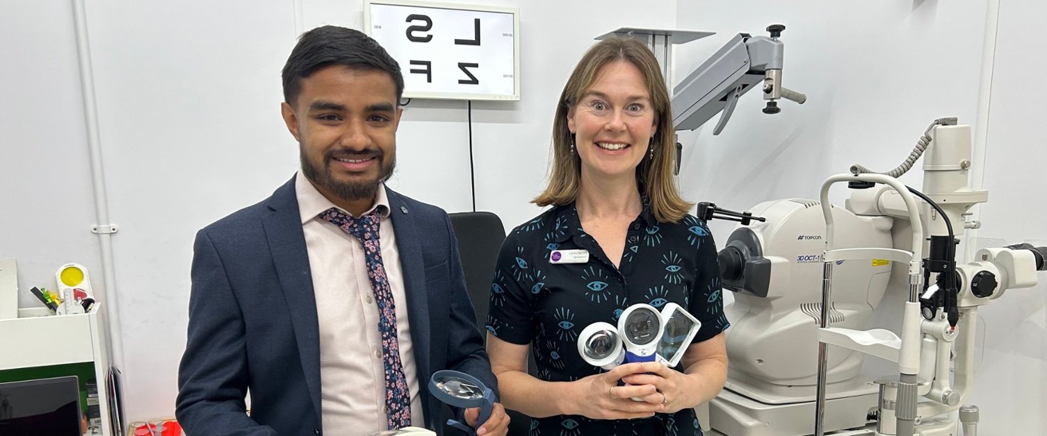 Mohammed a Laura yn dal cymhorthion gweledol