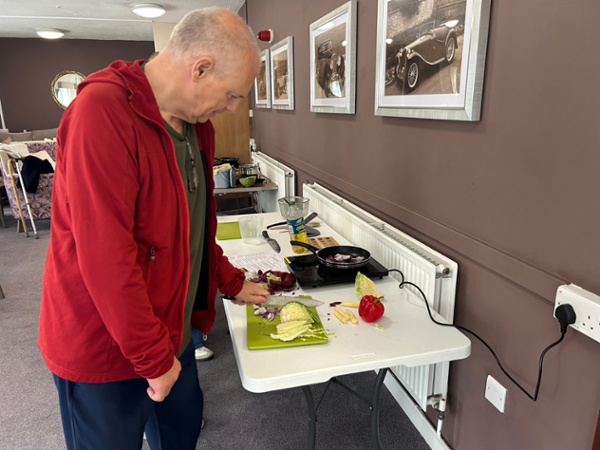 Alan yn defnyddio cyllel i dorri llysiau