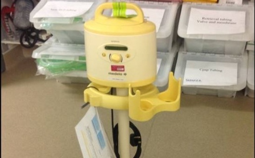 pwmp y fron yn yr adran newydd-anedig