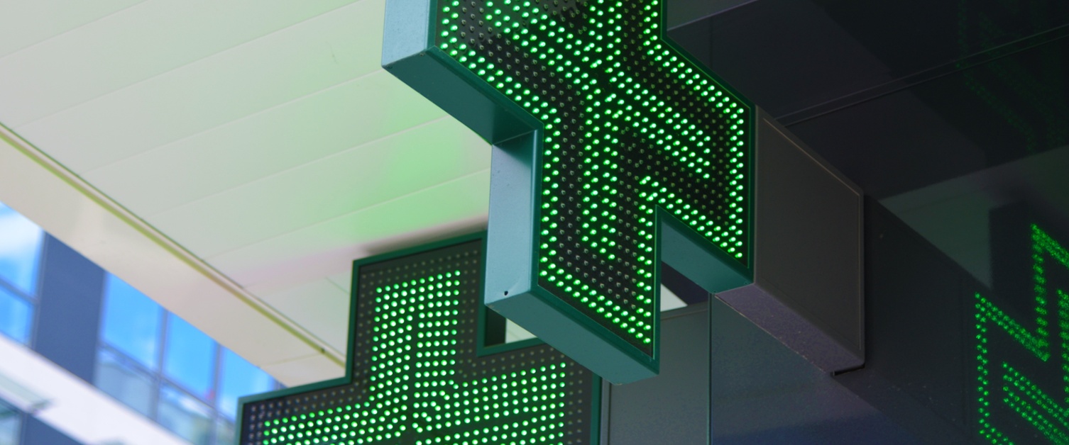 Arwydd fferyllfa o groes werdd fawr