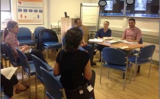 Pobl yn eistedd yn yr ystafell seminar newyddenedigol.