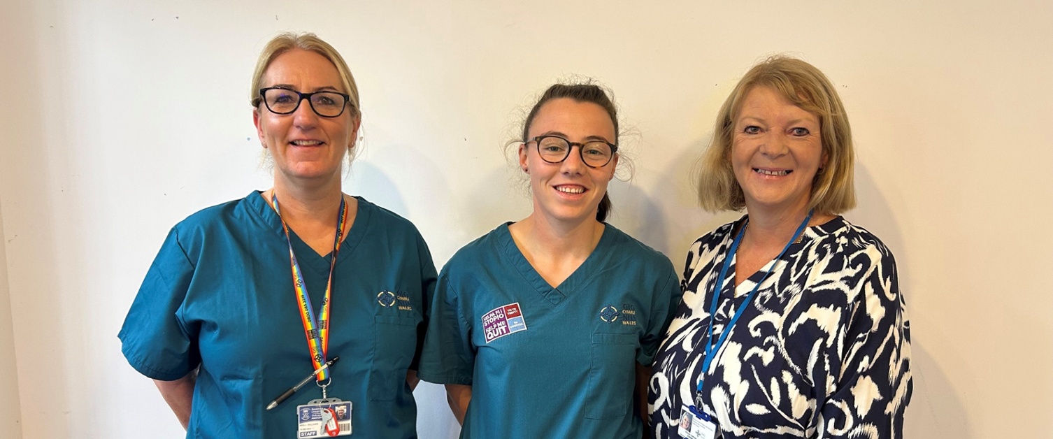 Joanne, Lowri a Susan yn sefyll gyda