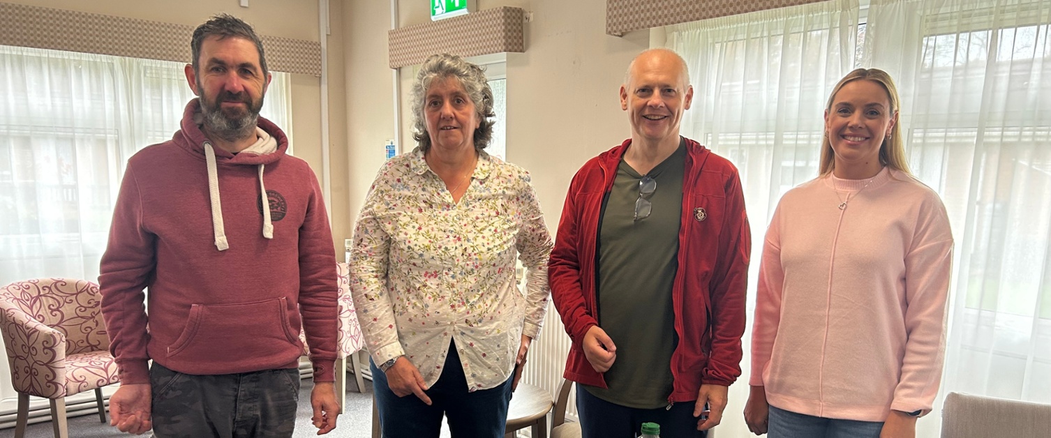 Nick, Julie, Alan ac Emma yn sefyll o flaen bwrdd gyda llysiau