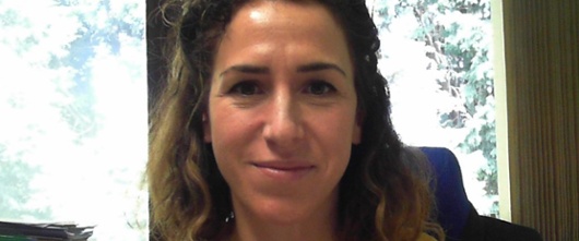 Laura yn eistedd wrth ei bwrdd