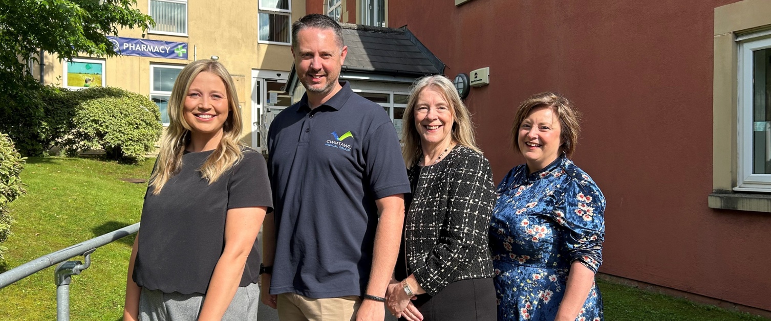 Roedd Rebecca, Mike, Sharon a Sarah y tu allan i feddygfa