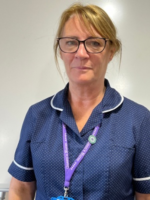 Llun pen o Paula yn gwisgo iwnifform