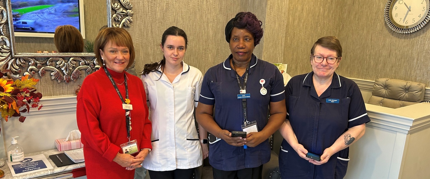 Y staff yn sefyll gyda