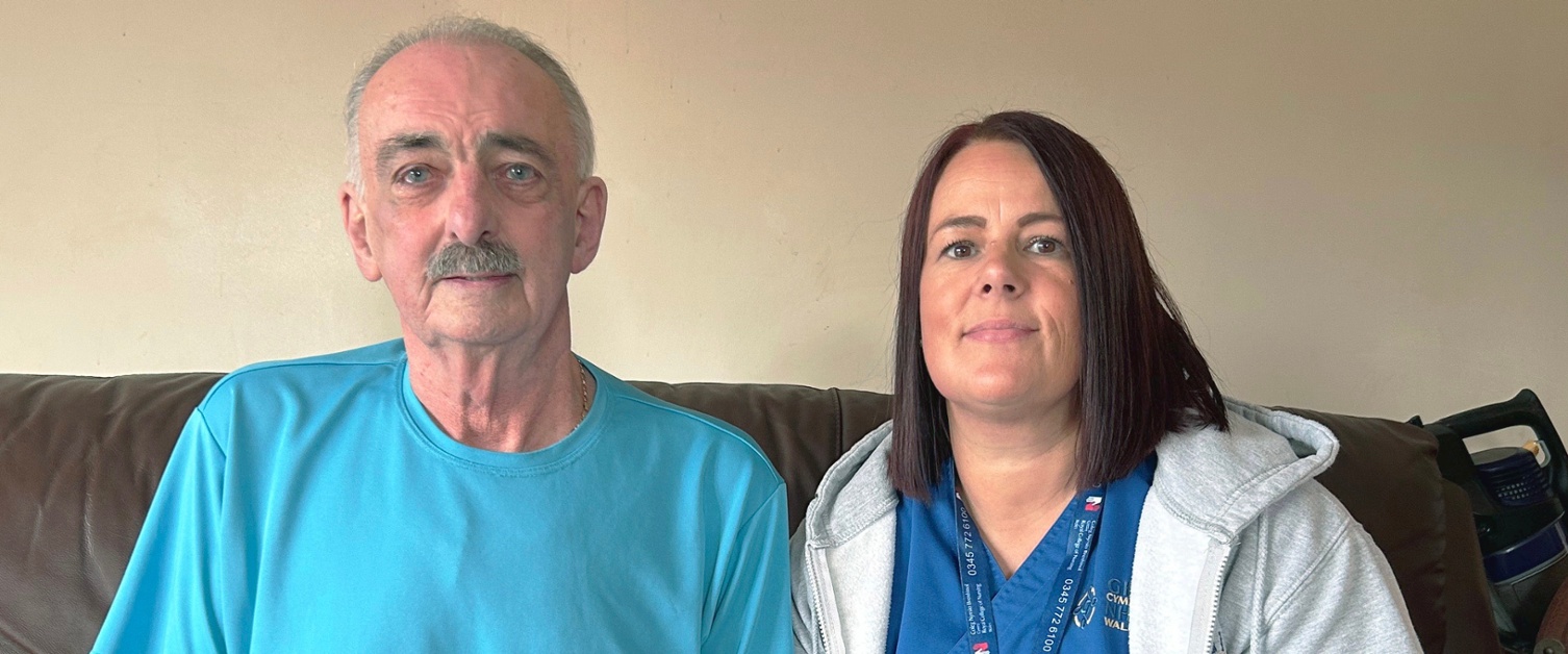 Russell a Louise yn eistedd ar soffa