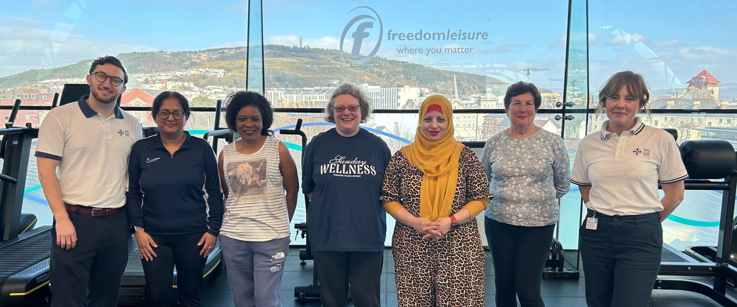 Daniel a Catherine yn sefyll gydag aelodau