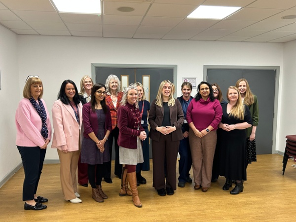 Staff bwrdd iechyd yn sefyll gyda