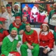 Mae aelodau staff o adran TG Bae Abertawe a CISCO yn gwisgo i fyny fel corachod ar gyfer y digwyddiad ‘Connected Santa’.