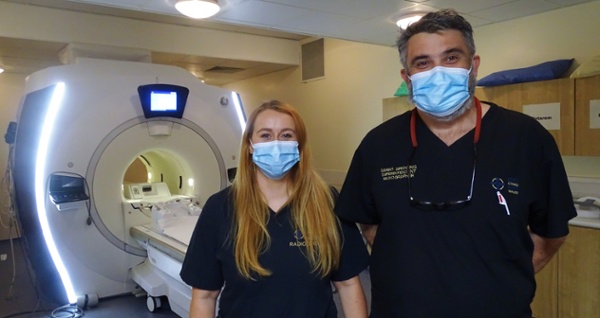 Mari Harris a Barry Spedding yn ystafell MRI Ysbyty Treforys