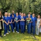 Staff deintyddol gyda staff Iechyd Cyhoeddus Cymru mewn ardal gardd
