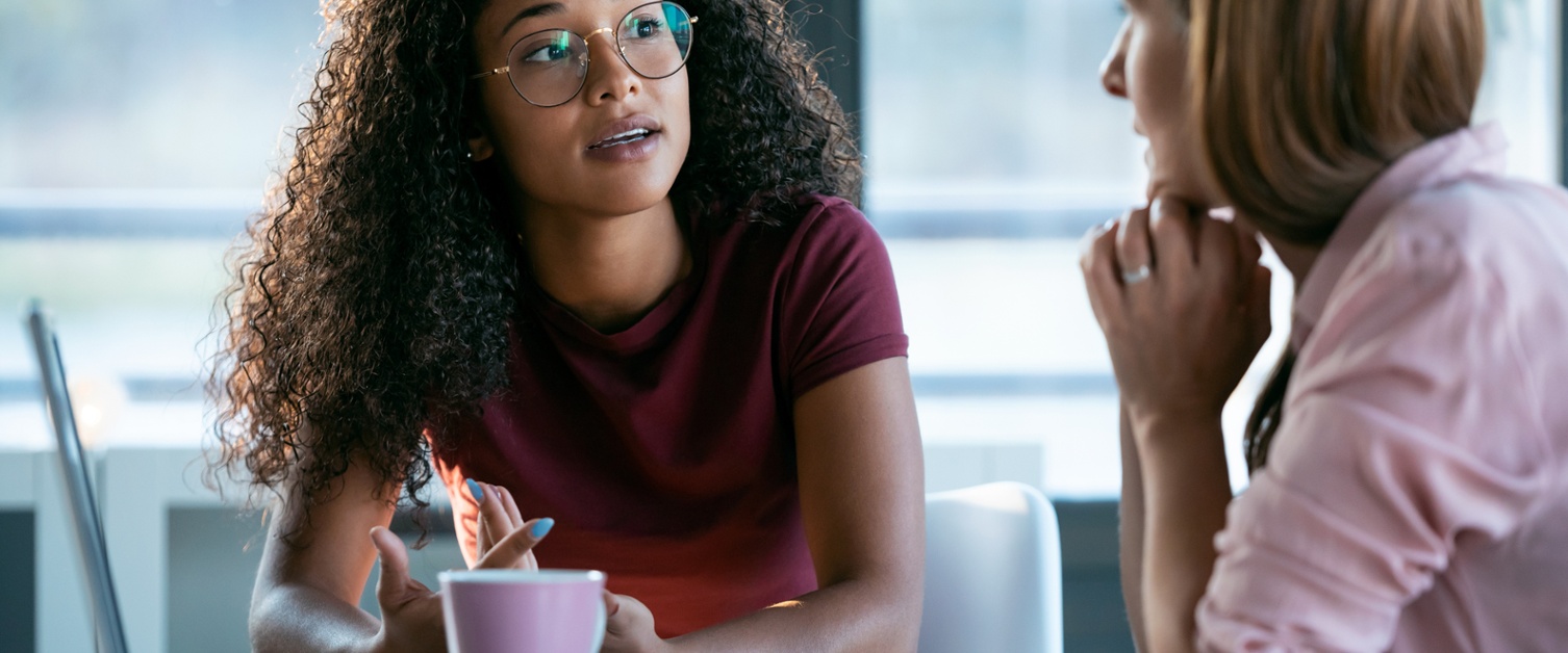 Delwedd o ddwy fenyw yn siarad.