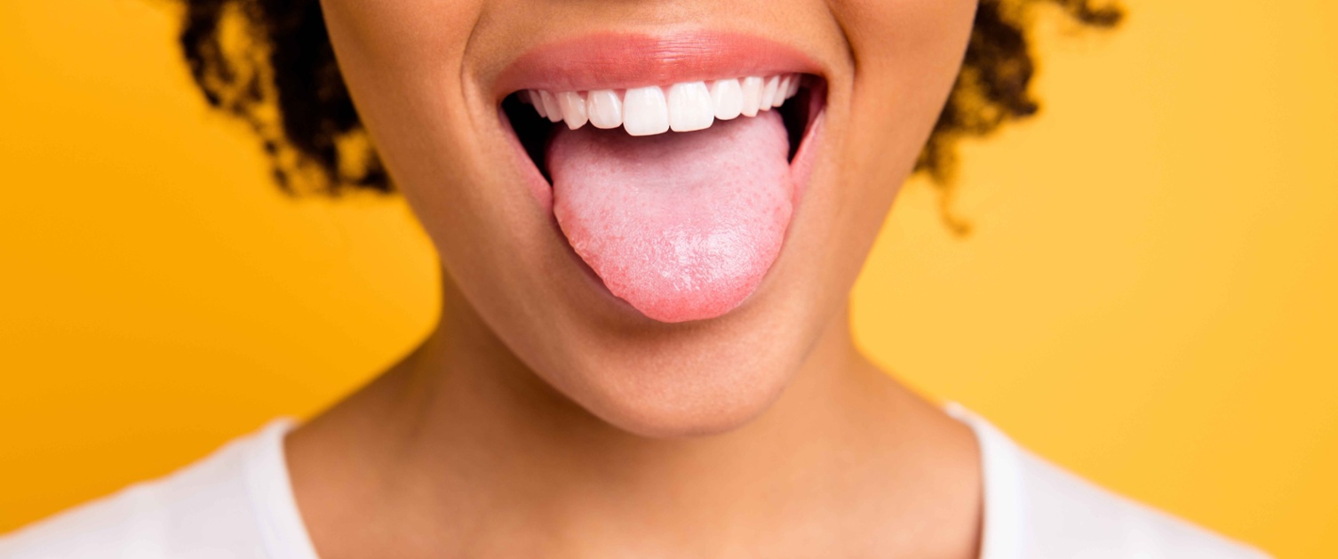 Llun o hanner gwaelod wyneb menyw gyda thafod yn sticio allan.