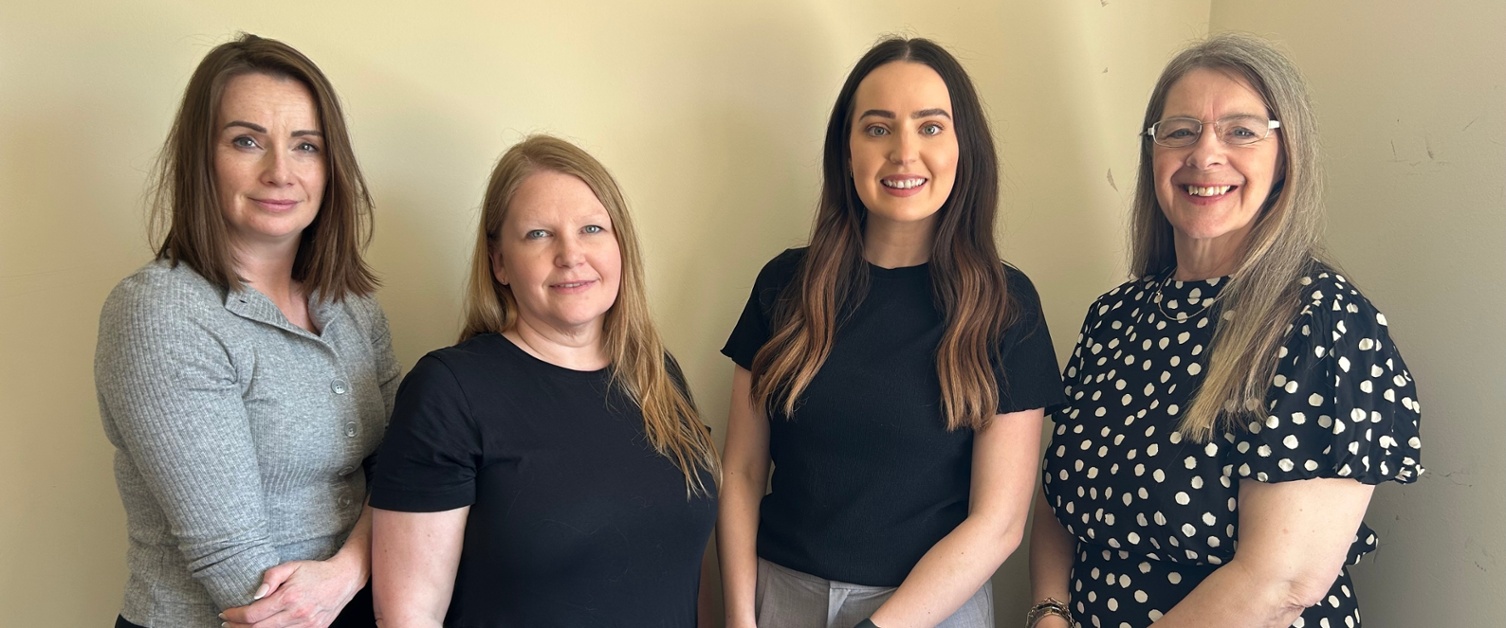 Rhian, Rachel, Jessica a Sharon yn sefyll gyda