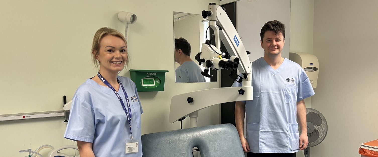 Nicola a Timothy yn sefyll ar y naill ochr a