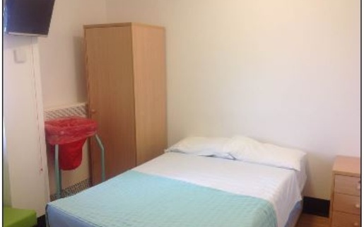 Gwely yn yr uned deulu newydd-anedig.