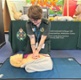Aelod staff yn arddangos CPR