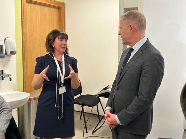 Sarah Theobald a Jeremy Miles yn siarad