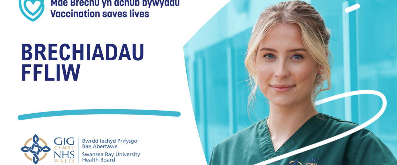 Delwedd o fenyw yn gwenu at y camera, gyda thestun yn hyrwyddo ymgyrch brechu ffliw eleni.