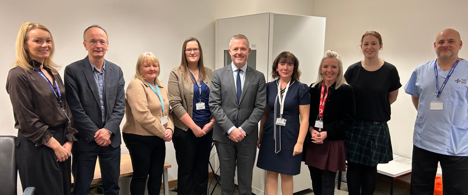 Jeremy Miles gydag aelodau staff o Fae Abertawe