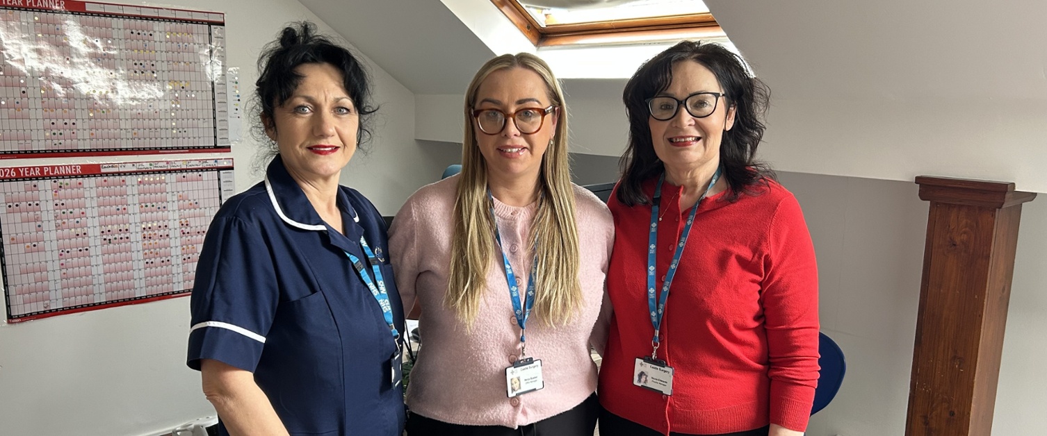 Maria, Nerys a Nicola yn sefyll gyda