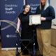 Mae Maura Walsh a Julia yn sefyll gyda