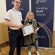 Llun o Jemma a David gyda Gwobr Dewis Cleifion