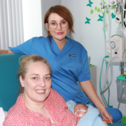 Staff uned y newydd-anedig yn Ysbyty Glan Clwyd yn neidio mewn llawenydd ar ôl ennill cystadleuaeth Gofal Cangarŵ 1.png