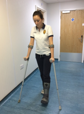 Example of how to walk bearing weight on the injured leg