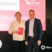 Yn y llun: Rheolwr Recriwtio’r Gweithlu Nicky Punter, a’r Cyfarwyddwr Cynorthwyol Adnoddau Pobl Jonathan Pritchard, yn derbyn gwobrau yng Ngwobrau Adnoddau Dynol Prydain ddydd Mercher 2 Ebrill 2025.