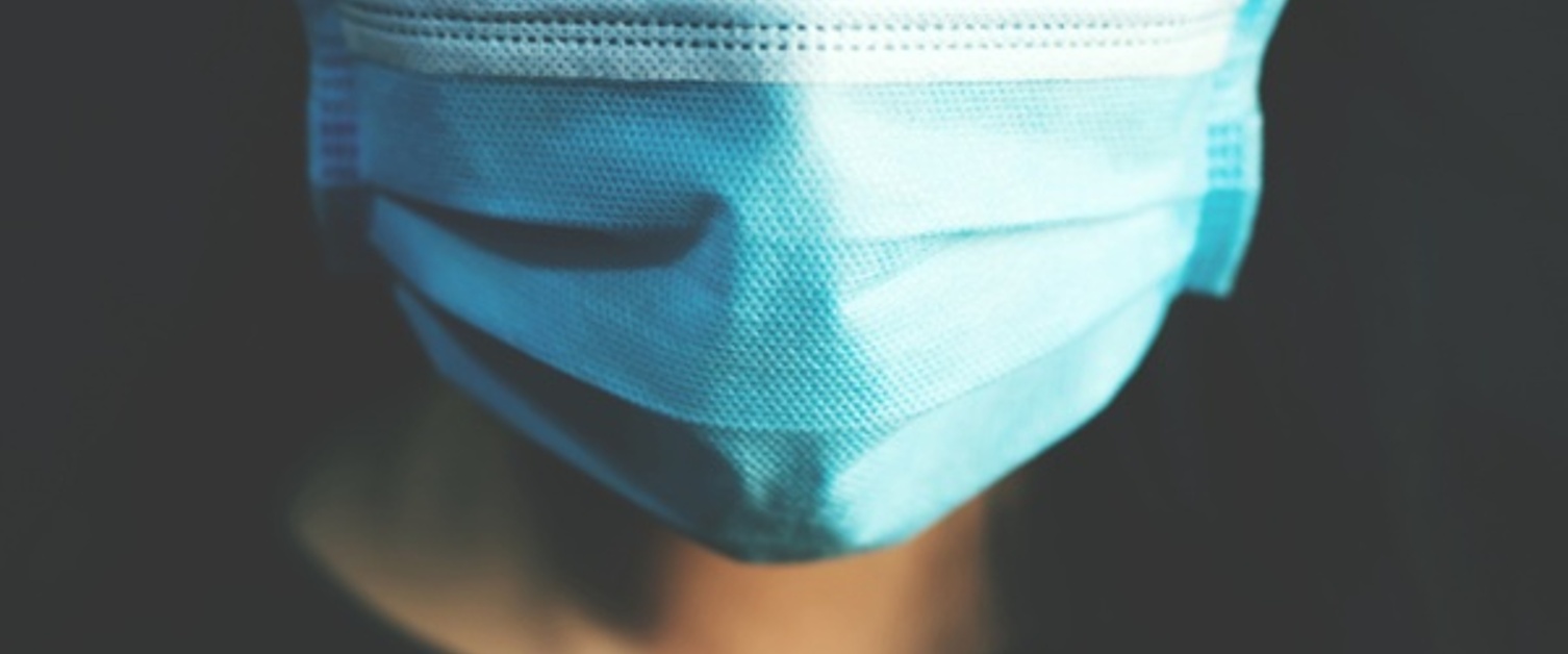 Gwisgo masg yn orfodol ar bob safle ysbyty