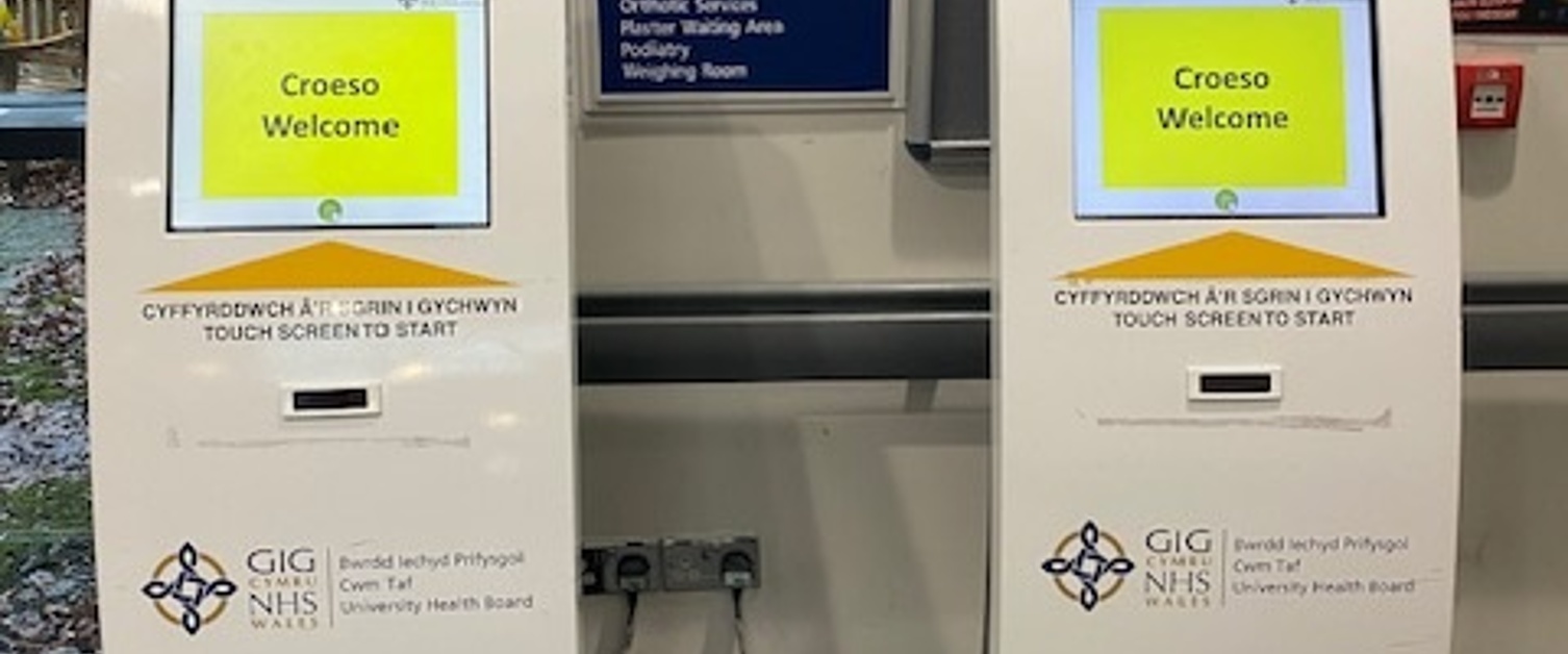 Ailgyflwyno ciosgau hunan-gofrestru ar draws rhai o'n Hadrannau Cleifion Allanol o fewn CTM