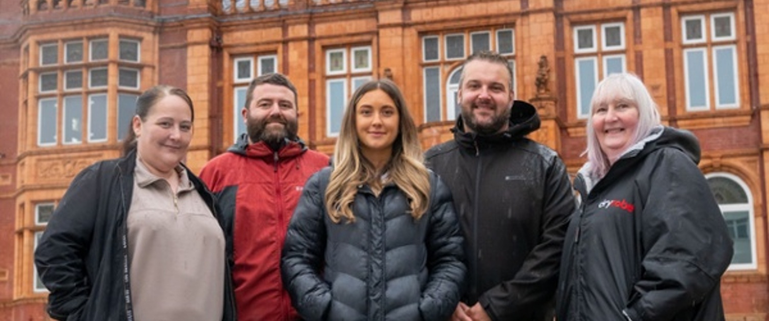 Mae'n cymryd pentref cyfan i'n ddiogel rhag y ffliw y gaeaf hwn