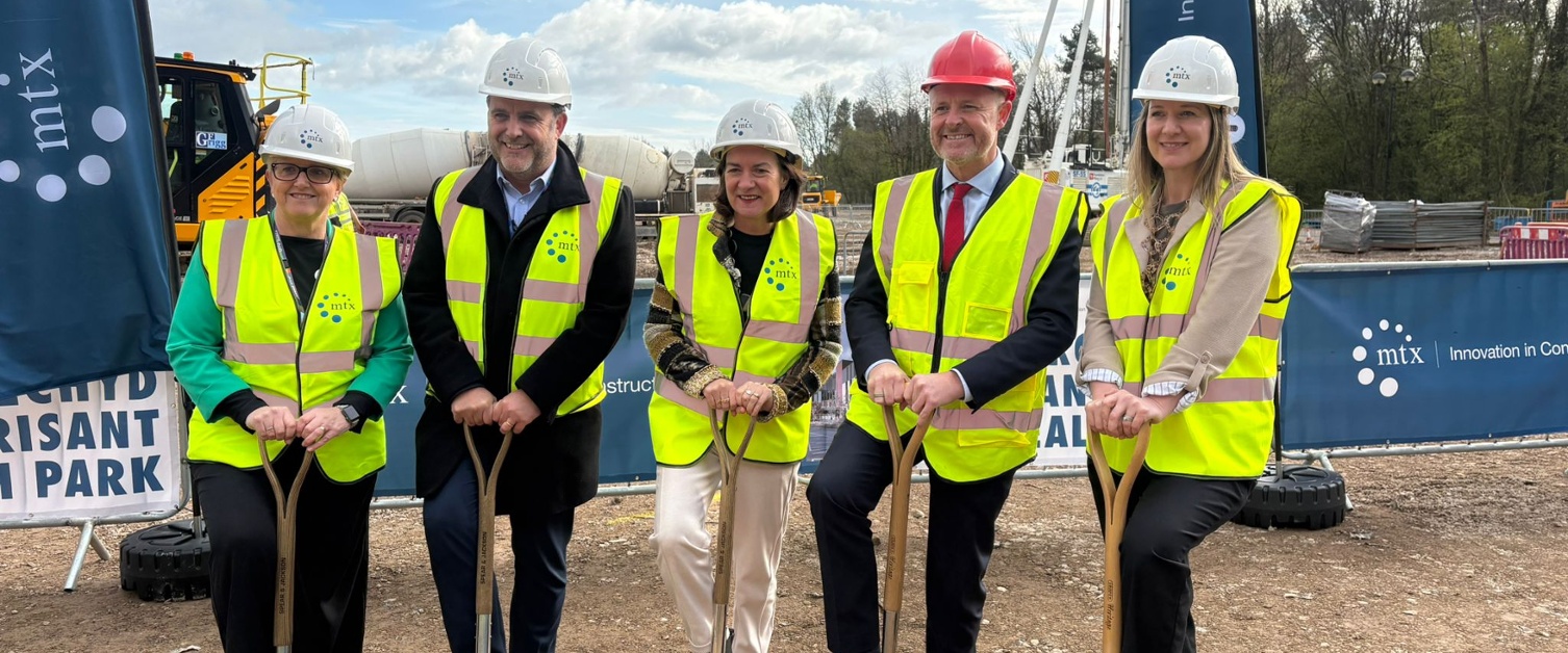 Rhaw yn y tir ym Mharc Iechyd Llantrisant wrth i weinidogion nodi carreg filltir bwysig i'r GIG