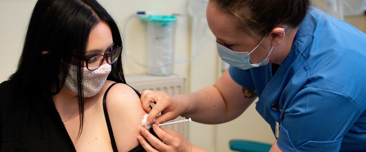 Elle Taylor receiving Moderna vaccine