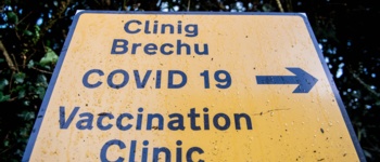 Arwydd clinig brechu COVID-19