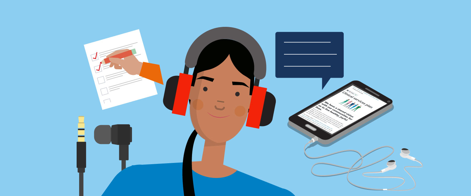 Mae menyw yn gwisgo clustffonau yn gwrando ar ddogfen yn darllen.